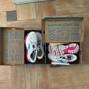 1 pairs of Brooks running shoes